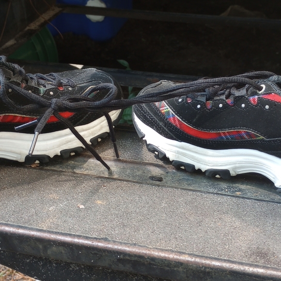 COPY - Women's size 7 sketchers black and red only wore twice - Picture 6 of 7